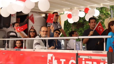 İzmit Belediyesi'nin 19 Mayıs kapsamında düzenlediği şehir turunda İzmit sokakları