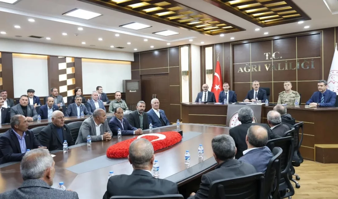 Ağrı Valisi Önder Bozkurt, köy muhtarlarıyla bir araya gelerek altyapı,
