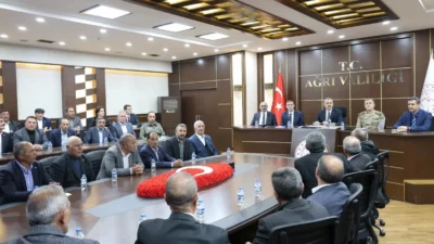 Ağrı Valisi Önder Bozkurt, köy muhtarlarıyla bir araya gelerek altyapı,