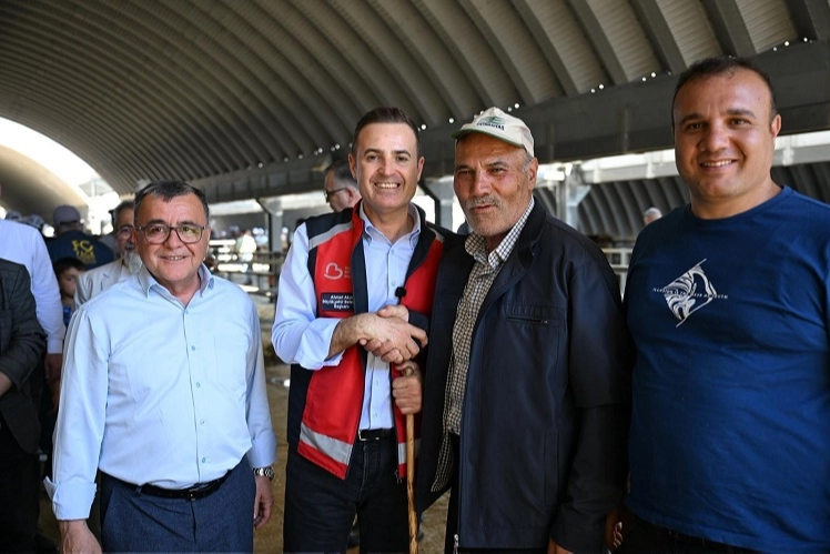 Balıkesir Büyükşehir Belediye Başkanı Ahmet Akın, Kurban Bayramı vesilesiyle hayvan