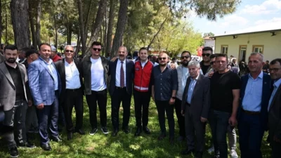İvrindi ilçesi Yağlılar Mahallesi’nde düzenlenen köy hayrına katılan Balıkesir Büyükşehir