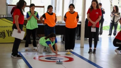Antalya Büyükşehir Belediyesi, kız çocuklarını “floor curling” sporu ile buluşturup