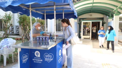 Antalya Büyükşehir Belediyesi, final sınavları başlayan Akdeniz Üniversitesi öğrencilerine sıcak