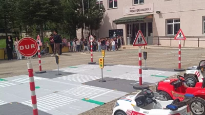 Bilecik’in Pazaryeri ilçesinde geleceğin bilinçli sürücüleri ve duyarlı yayalarını yetiştirmek