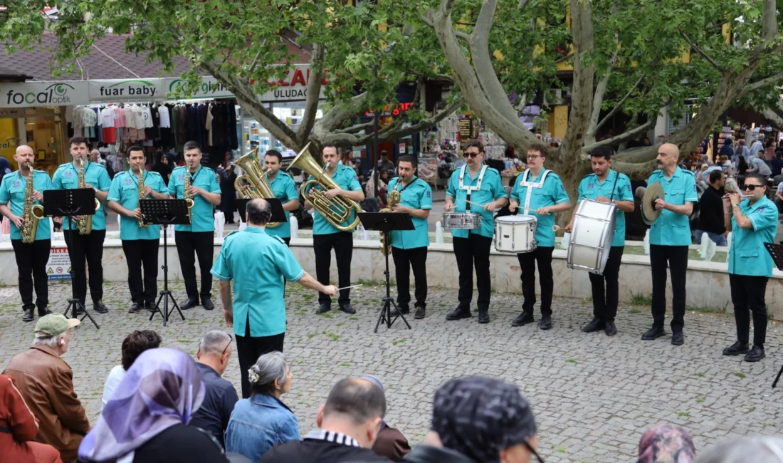 Bursa Büyükşehir Belediye Bandosu, açık havada verdiği konserlerde en sevilen