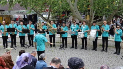 Bursa Büyükşehir Belediye Bandosu, açık havada verdiği konserlerde en sevilen