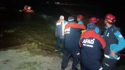 Bursa'nın Mustafakemalpaşa ilçesinde su seviyesinin yükselmesi sonucu dere yatağında mahsur