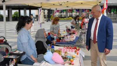 Bursa'da Osmangazi Belediyesi’nin destekleriyle Osmangazi Meydanı’nda kurulan Kadın Girişimciler Sokağı,