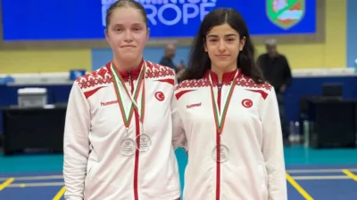 Bursa'da Osmangazi Belediyespor Kulübü’nün başarılı badminton sporcuları Elifnur Demir ve