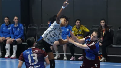 Kadınlar Hentbol Süper Ligi’nde zirvede yer alan Bursa Büyükşehir Belediyespor,