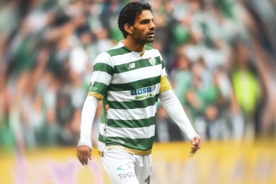 Bursaspor, takım kaptanı Muhammet Demir ile karşılıklı anlaşma sonucu yolların