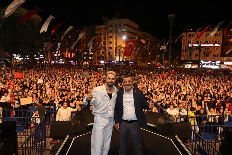 Denizli Büyükşehir Belediyesi, 23 Nisan kutlamalarını dev bir sanat etkinliğiyle