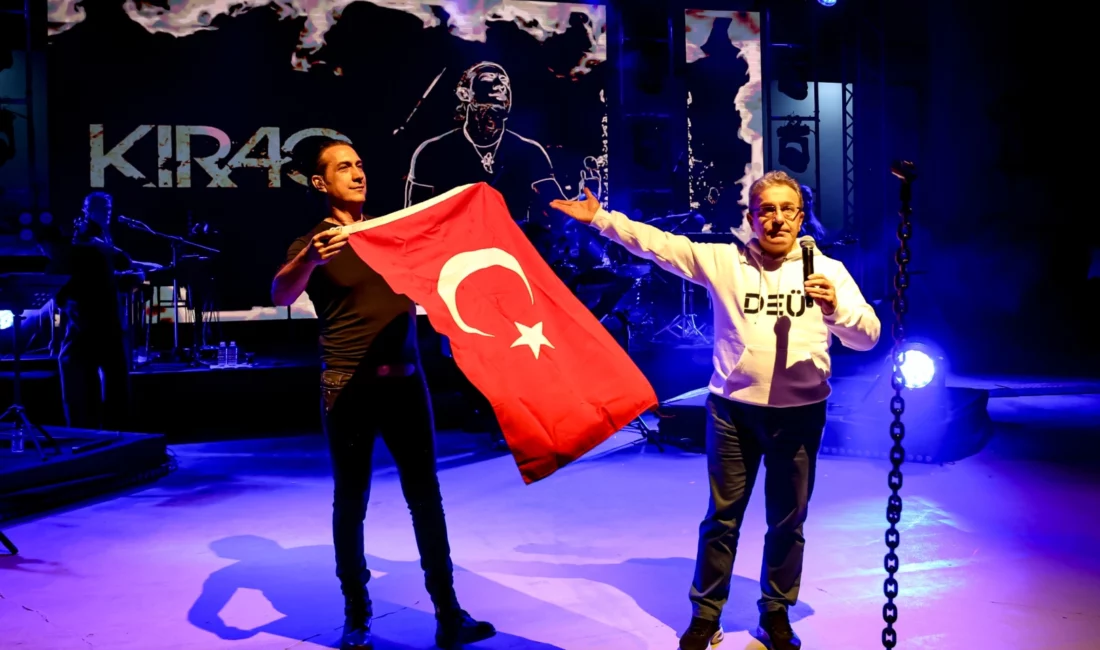 Dokuz Eylül Üniversitesinin geleneksel bahar buluşması DEÜFest’26, kortej yürüyüşünden topluluk