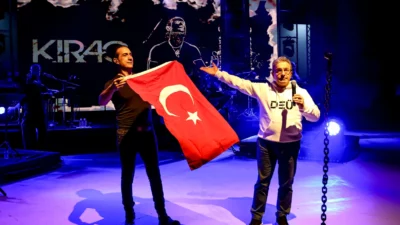Dokuz Eylül Üniversitesinin geleneksel bahar buluşması DEÜFest’26, kortej yürüyüşünden topluluk