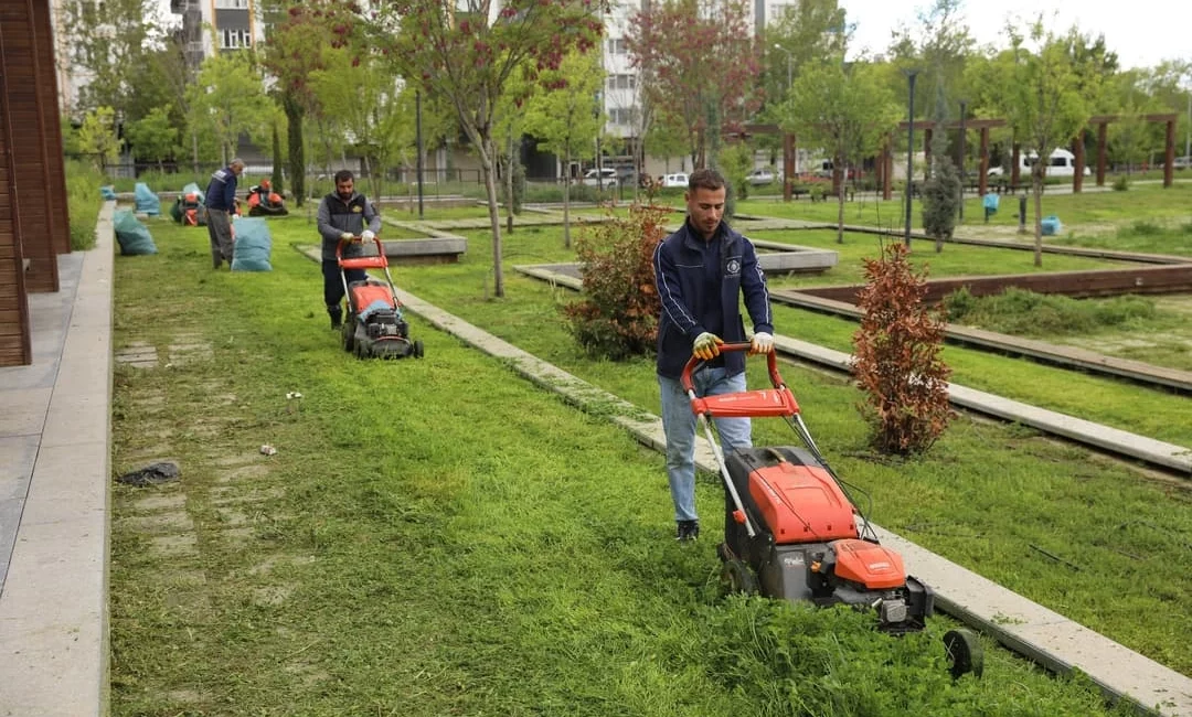 Diyarbakır Büyükşehir Belediyesi, kent genelindeki parklar, bahçeler, çocuk oyun alanları