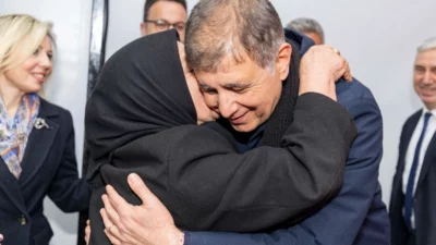 Geçim derdi altında ezilen emeklilere İzmir Büyükşehir Belediyesi nefes oldu.