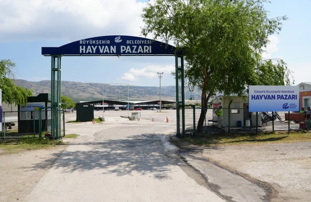 Eskişehir Büyükşehir Belediyesi, Muttalip-Sarıcakaya yolu üzerindeki Hayvan Pazarı’nda Kurban Bayramı
