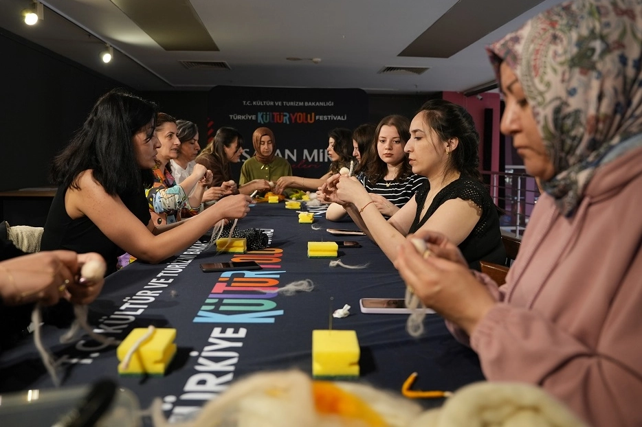 Eskişehir Kültür Yolu Festivali’nin sekizinci gününde sahnelenen “Sen de Gitme