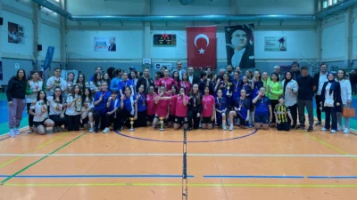 Bursa’nın Osmangazi ilçesinde düzenlenen 2025-2026 Okul Sporları Küçük Kızlar Futsal