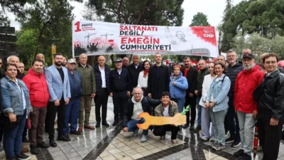 İzmir'de 1 Mayıs Emek ve Dayanışma Günü, binlerce emekçinin katılımıyla