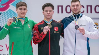İzmir Büyükşehir Belediyesi Spor Kulübü’nün milli jimnastikçisi Altan Doğan, Bulgaristan’da