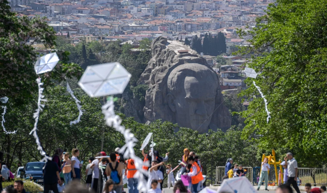 İzmir Büyükşehir Belediyesi, çocukların, kadınların ve mahalle sakinlerinin katıldığı “Gökyüzüne