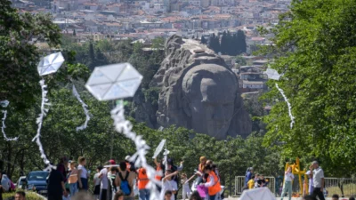 İzmir Büyükşehir Belediyesi, çocukların, kadınların ve mahalle sakinlerinin katıldığı “Gökyüzüne