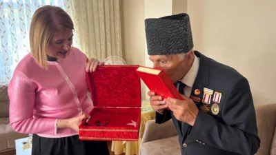 İzmit Belediyesi, Darıca’da ikamet eden Kıbrıs Gazileri İlbeyi Özkan ve