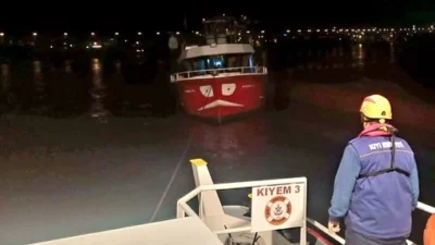 Kıyı Emniyeti Genel Müdürlüğü ekipleri, makine arızası nedeniyle sürüklenen tekneyi