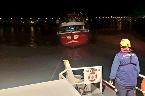 Kıyı Emniyeti Genel Müdürlüğü ekipleri, makine arızası nedeniyle sürüklenen tekneyi