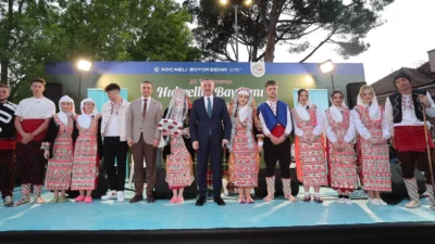 Kocaeli Büyükşehir Belediye Başkanı Tahir Büyükakın, Bal-Türk Derneği ile birlikte