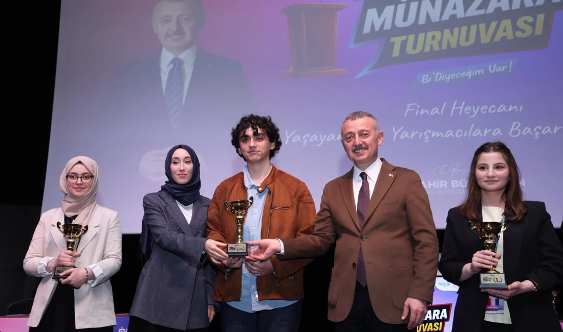 Kocaeli Büyükşehir Belediyesi’nin düzenlediği Liselerarası Büyük Münazara Turnuvası Finali büyük