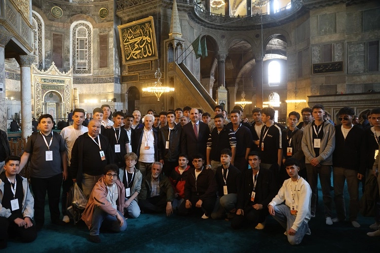 Konya Büyükşehir Belediyesi’nin şehir genelindeki 11. sınıf öğrencilerinin Yüksek Hızlı