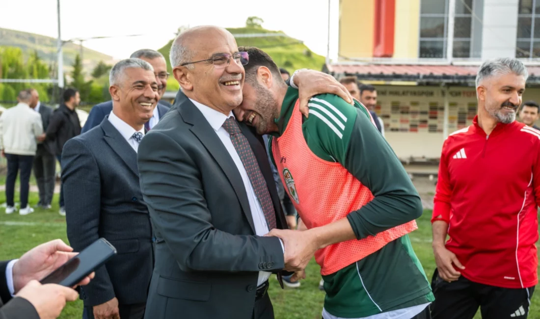 Malatya Büyükşehir Belediye Başkanı Sami Er, Orduzu Pınarbaşı Tesisleri’nde Yeşilyurtspor’un