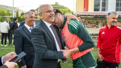 Malatya Büyükşehir Belediye Başkanı Sami Er, Orduzu Pınarbaşı Tesisleri’nde Yeşilyurtspor’un