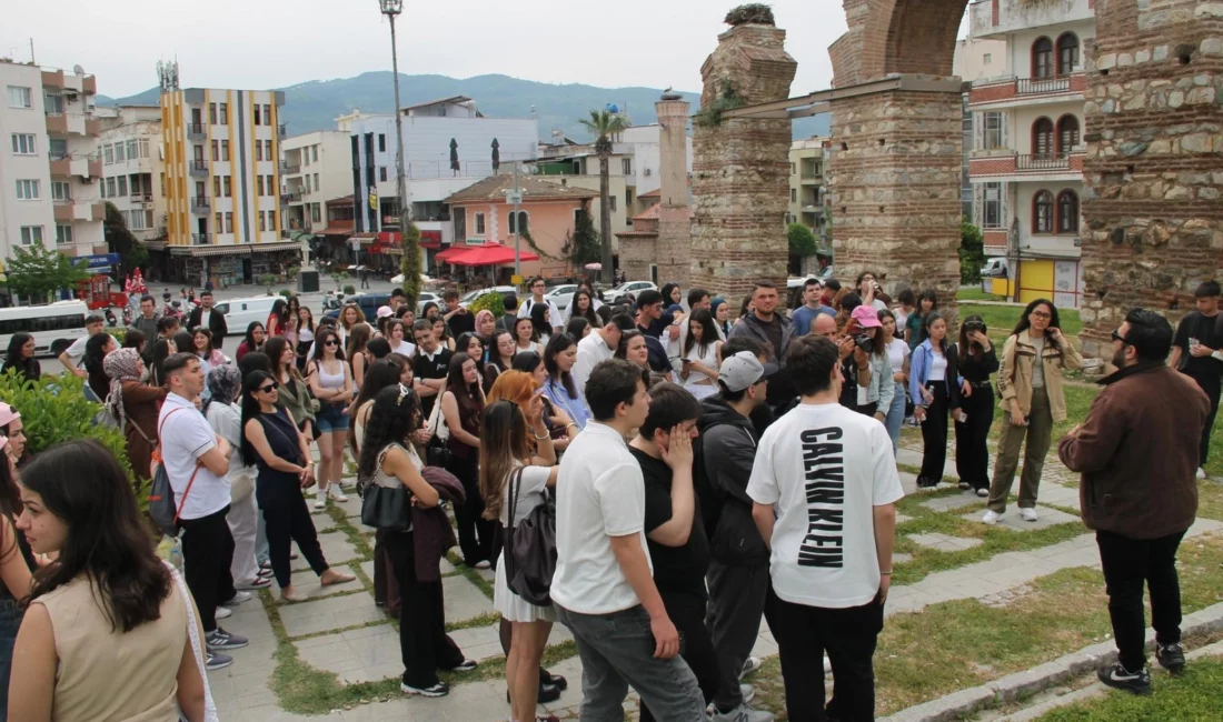Manisa Büyükşehir Belediyesi’nin düzenlediği kültür gezileri kapsamında Manisalı vatandaşlar Efes