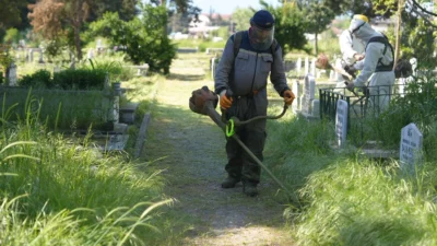 Düzce Belediyesi, yaklaşan Kurban Bayramı öncesinde kent genelindeki mezarlıklarda temizlik