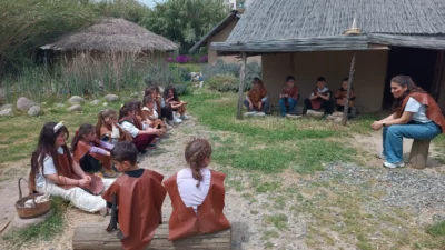 Bornova Belediyesi tarafından Yeşilova Höyüğü Ziyaretçi Merkezi’nde düzenlenen etkinlikte çocuklar,