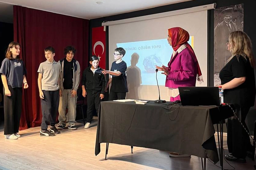 Sakarya Büyükşehir Belediyesi tarafından ortaokul öğrencilerine yönelik düzenlenen seminerde “Dijital