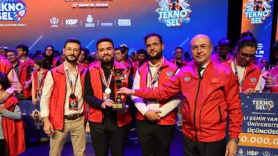 Konya’da düzenlenen TEKNOSEL 2026 Teknoloji Festivali, yüzlerce takımın kıyasıya mücadele