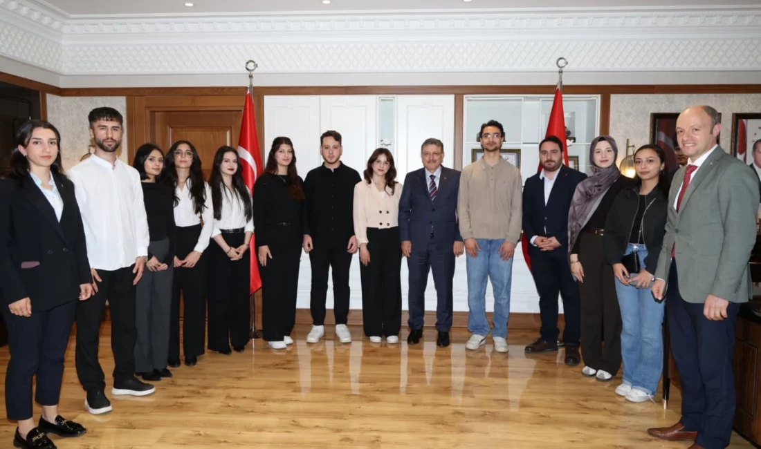 Trabzon Büyükşehir Belediyesi öncülüğünde gerçekleştirilen ‘Yargı Simülasyonu’ programında başarılı olan
