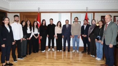 Trabzon Büyükşehir Belediyesi öncülüğünde gerçekleştirilen ‘Yargı Simülasyonu’ programında başarılı olan