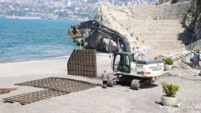 Zonguldak Belediyesi, yaz sezonu öncesinde Kızlar Plajı’nda bakım, onarım ve