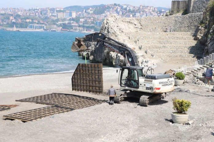 Zonguldak Belediyesi, yaz sezonu öncesinde Kızlar Plajı’nda bakım, onarım ve