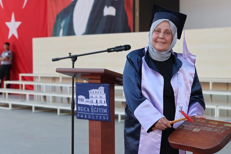 Dokuz Eylül Üniversitesi (DEÜ) Eğitim Fakültesinin 2025-2026 Akademik Yılı Mezuniyet