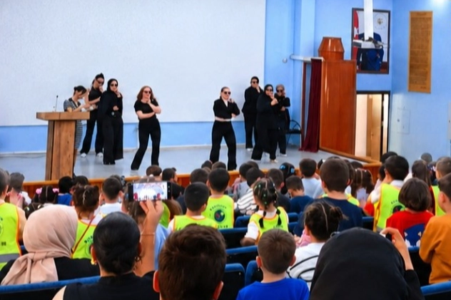 Ağrı İbrahim Çeçen Üniversitesi’nde düzenlenen Çocuk Şenliği etkinliğinde minikler oyunlar,
