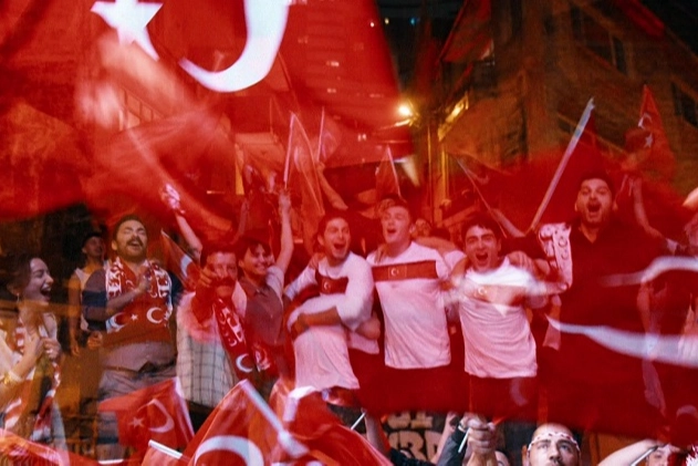 atv’nin Pazartesi akşamı ekran yolculuğuna başlayacak yeni dizisi Altı Üstü