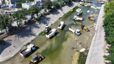 Adana Büyükşehir Belediyesi, halk sağlığını korumak için gerçekleştirdiği temizlik çalışmalarını