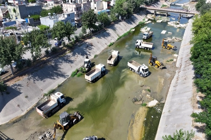 Adana Büyükşehir Belediyesi, halk sağlığını korumak için gerçekleştirdiği temizlik çalışmalarını