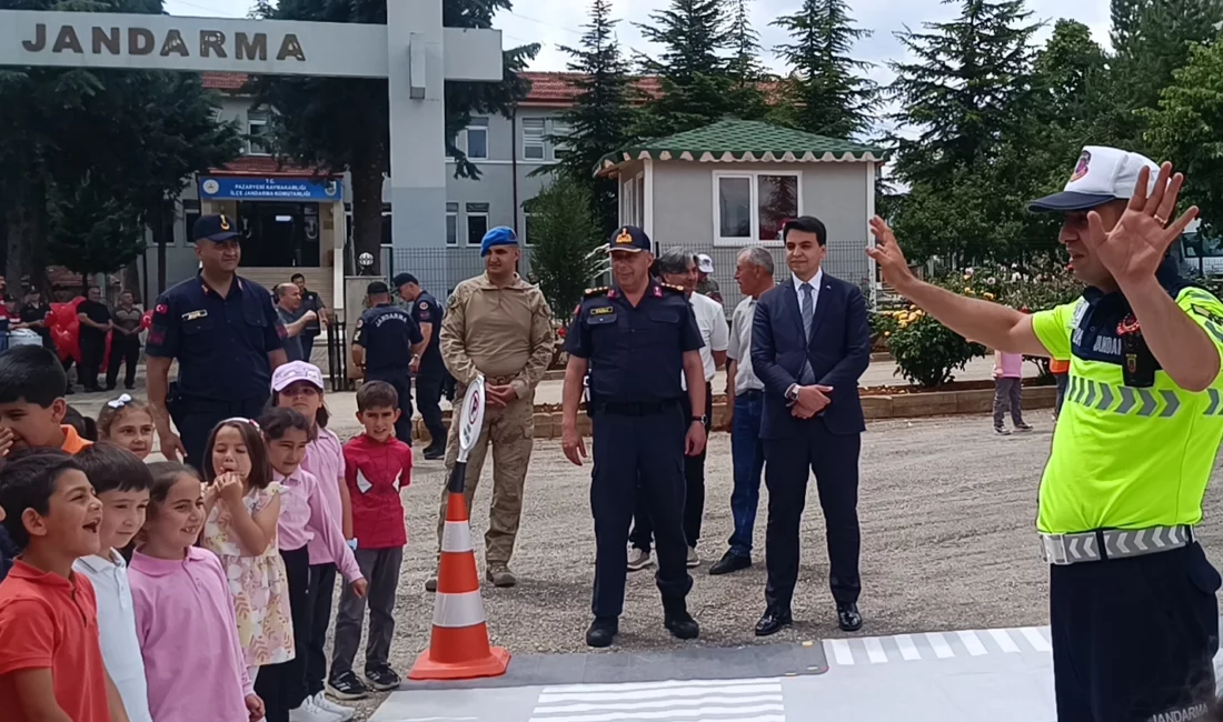Bilecik’in Pazaryeri ilçesinde düzenlenen anlamlı etkinlikte, jandarma ekipleri öğrencilerle bir